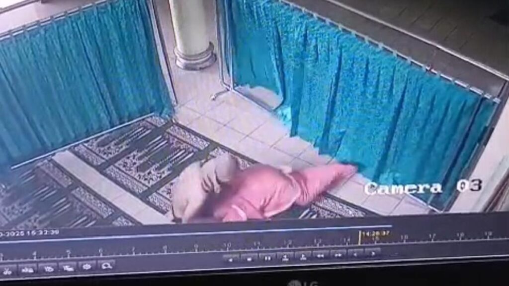 Kronologi lengkap kasus pelecehan dan penganiayaan terhadap wanita muda yang sedang salat di masjid Bandar Lampung. Polisi telah menangkap pelaku.